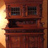 Mobile in noce intarsiato a mano