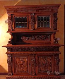 Mobile in noce intarsiato a mano