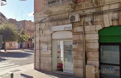Locale angolare con tre vetrine