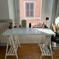 Scrivania IKEA bianca con cavalletti
