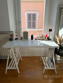 Scrivania IKEA bianca con cavalletti