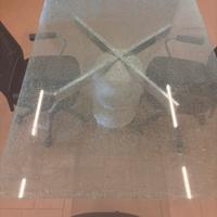 Tavolo vetro con supporto pietra