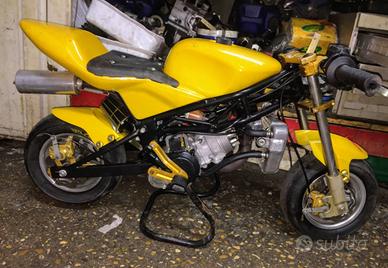 Minimoto raffreddata a liquido