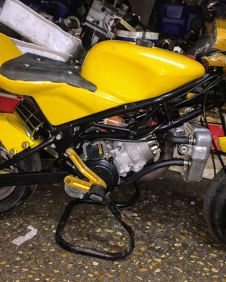 Minimoto raffreddata a liquido