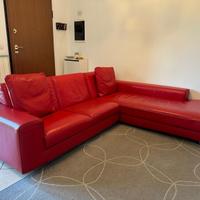 Divano in vera pelle di ottim qualità.