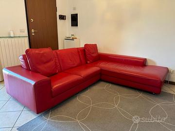 Divano in vera pelle di ottim qualità.