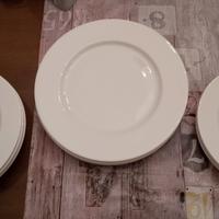 Set di 12 piatti di porcellana bianchi 