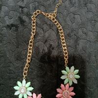 Collana Statement Floreale – Fiori Pastello e Cate