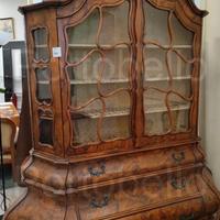 Codice: 8690 VETRINA STILE BAROCCO IN RADICA DI N