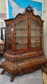 Codice: 8690 VETRINA STILE BAROCCO IN RADICA DI N