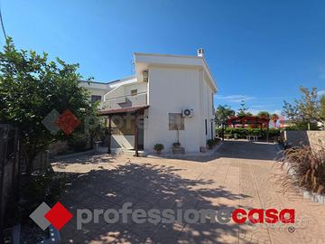 Villa bifamiliare su tre livellicon ampio cortile
