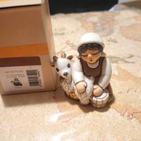 thun presepe classico mungitrice di capre rossa