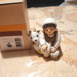 thun presepe classico mungitrice di capre rossa