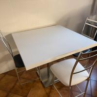 Tavolo con tre sedie