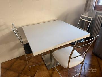 Tavolo con tre sedie