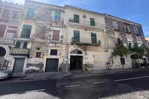 2 LOCALI A TORRE DEL GRECO
