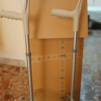 Stampelle a tre piedi,regolabili,mai usate,n