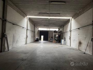 Immobile di 335 m² con 2 locali a Modena