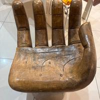 Sedia a forma di mano legno