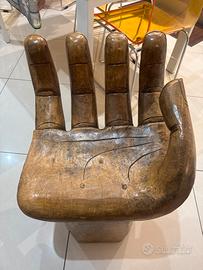 Sedia a forma di mano legno
