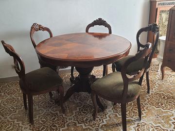 Tavolo con sedie stile classico