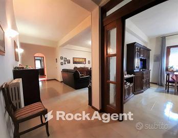 APPARTAMENTO CON TERRAZZO E GARAGE