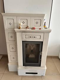 Stufa a pellet in maiolica