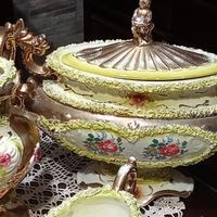 Sopra mobili d'epoca.