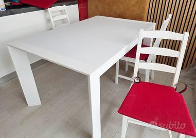 Tavolo e sedie 