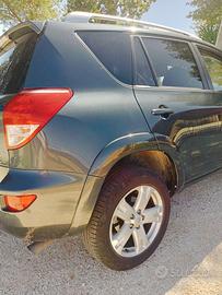 Toyota RAV4 crossover luxury