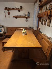 Tavolo in legno massiccio con panca