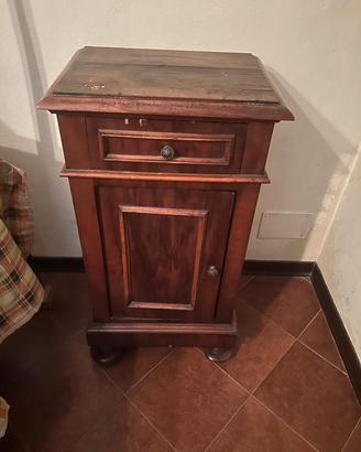 comodino vintage in legno massiccio