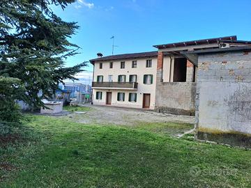 Casa indipendente con grande giardino, garage e...