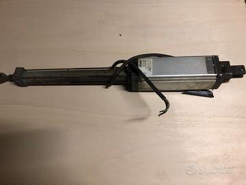 Attuatore per cancello