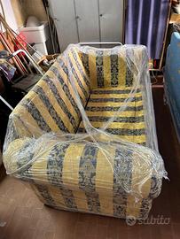 divano giallo e azzurro