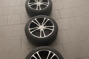 Cerchi in lega da 17” con gomme estive