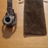 pipa artigianale in  radica con decoro  in metallo