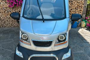 Scooter elettrico cabinato quattro ruote