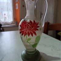 brocca antica in vetro satinato