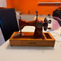 Macchina da cucire giocattolo vintage