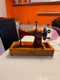 Macchina da cucire giocattolo vintage