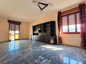 Ampio quadrilocale con giardino di pertinenza