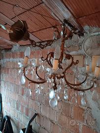 Lampadario vintage con gocce pendenti in vetro