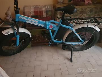 bicicletta con pedalata assistita elettrica