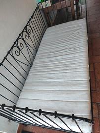 letto in ferro Ikea completo di materasso 