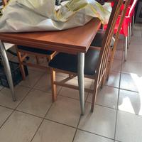 Tavolo da cucina in legno con aggiunta di 4 sedie