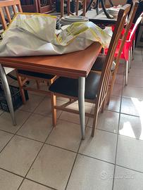 Tavolo da cucina in legno con aggiunta di 4 sedie