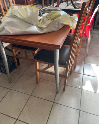 Tavolo da cucina in legno con aggiunta di 4 sedie