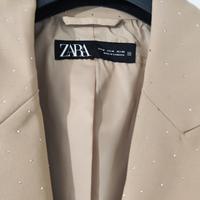 Completo elegante beige con strass Zara