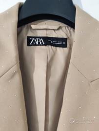 Completo elegante beige con strass Zara